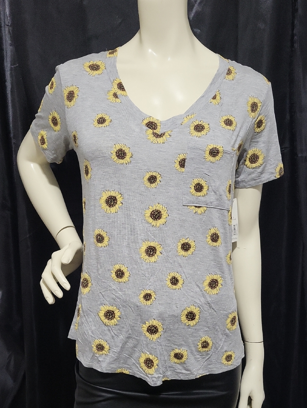 No Boundaries Grey Sunflower Pattern V Neck T-Shirt  Large